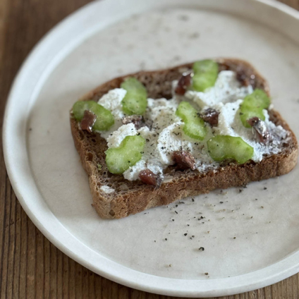 フードスタイリスト上樂由美子 のGallery － 『アンチョビとセロリとリコッタチーズのライ麦パン』